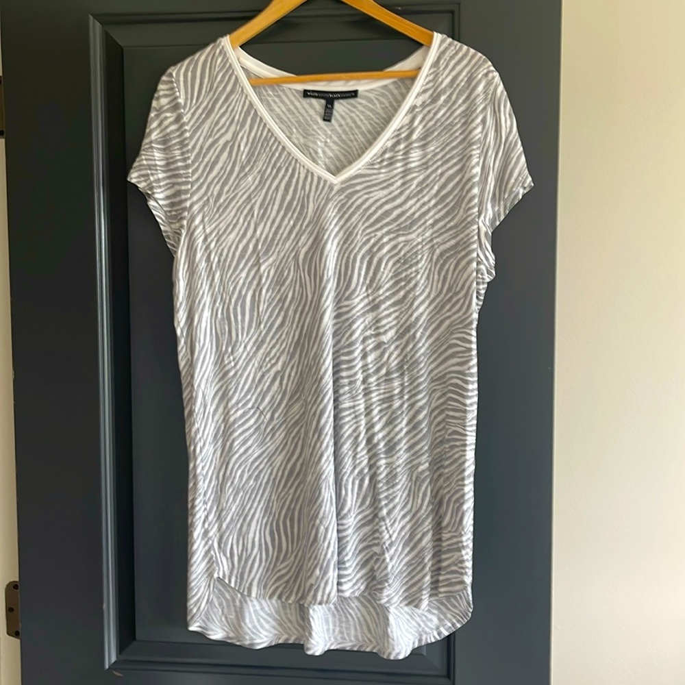 White House Black Market Everyday V-Neck Womens Medium Silver Animal Print  XL